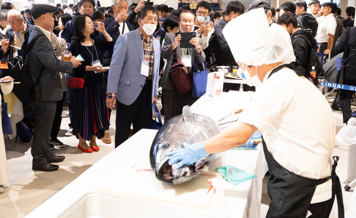 近大マグロの解体ショー・試食会（整理券配布、各回先着800名、数量限定提供）